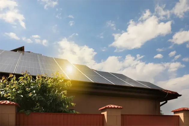 Panneaux solaires installés sur une maison